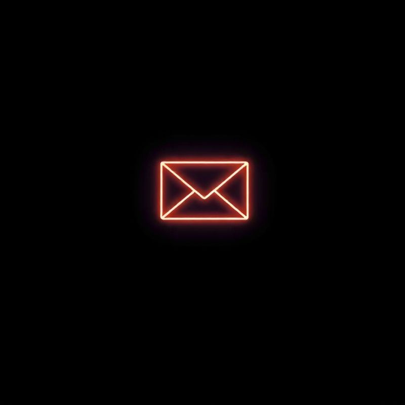 Icono de sobre luminoso sobre fondo índigo